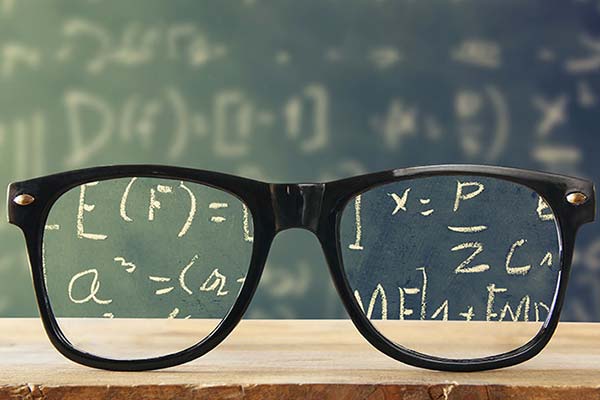 آیا افراد نزدیک بین همیشه باید عینک بزنند؟